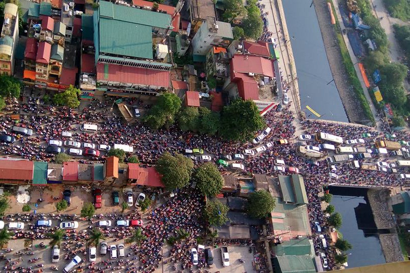 Xe co chen chuc qua cau o Ha Noi sau vu va cham giao thong hinh anh