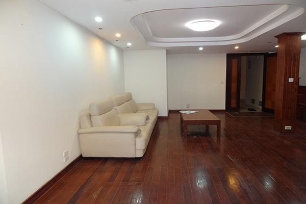 Co gai tu vong, thanh nien bat tinh trong khu do thi Ciputra hinh anh