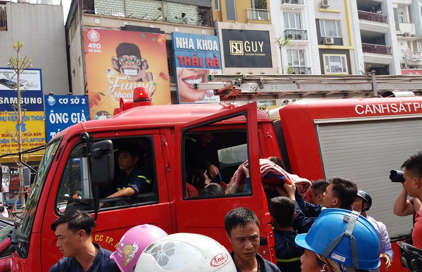 Canh sat chua chay cuu nguoi bi tai nan giao thong hinh anh