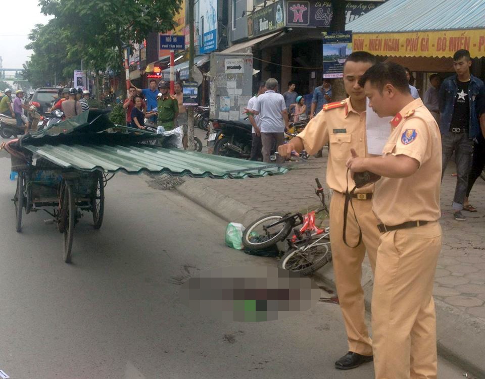 Be trai di xe dap bi mai ton cua vao co tu vong hinh anh