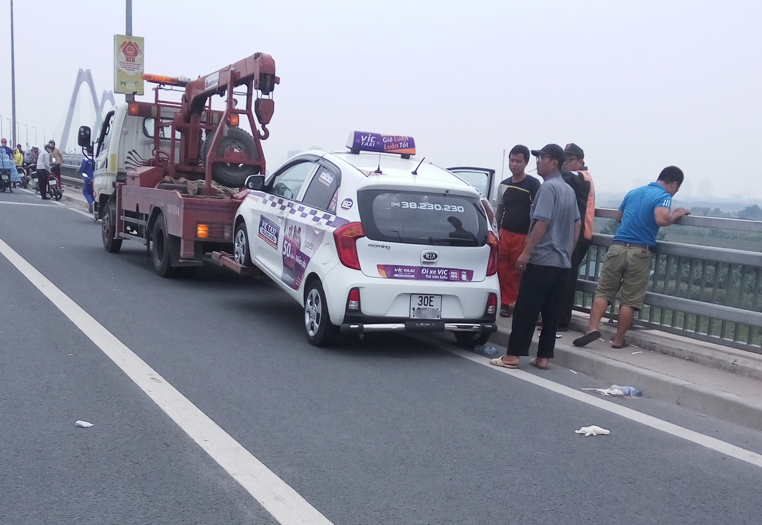 tài xế tử vong dưới cầu Nhật Tân ảnh 1 tai xe tu vong duoi cau Nhat Tan anh 1