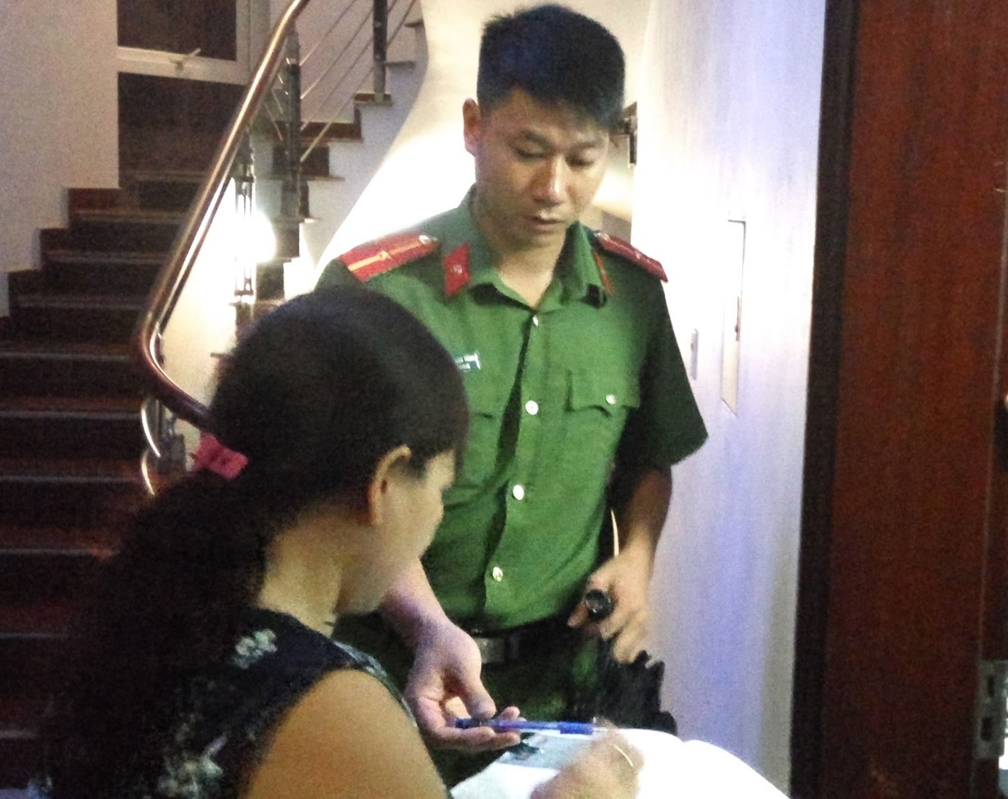 Cong an kiem tra nha nghi, khach san gan noi 4 nguoi bi giet hinh anh