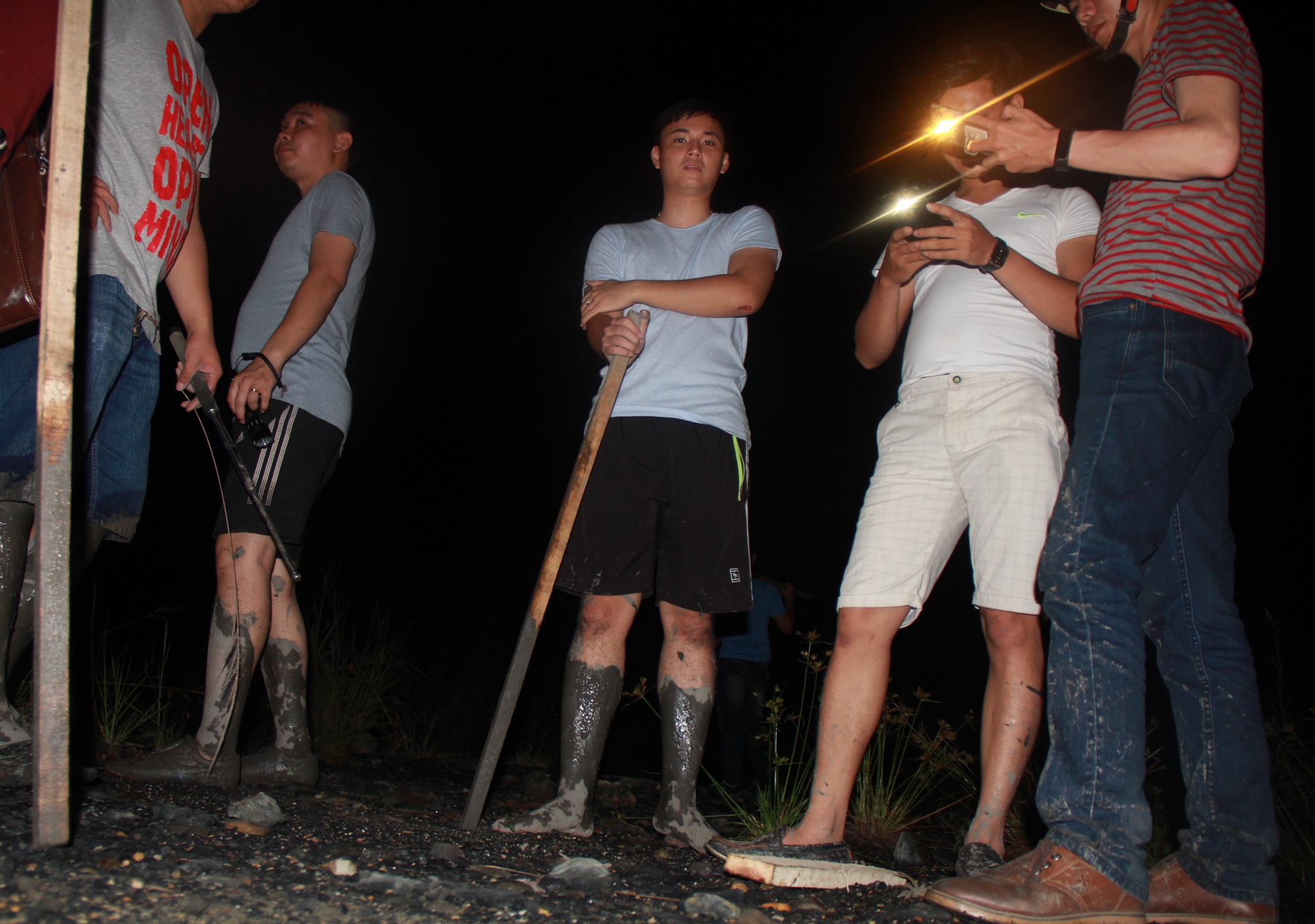 Canh sat lung suc nghi pham sat hai 4 nguoi trong dem hinh anh