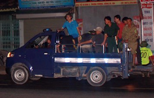 Hang tram nguoi xuyen dem truy lung ke giet 4 ba chau hinh anh