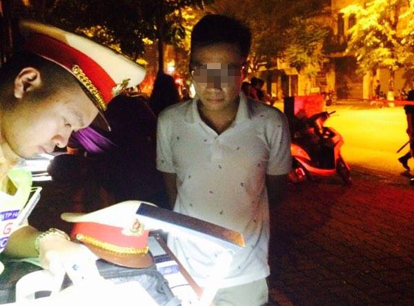 Tai xe Mercedes chay tron CSGT, dam dong truy duoi nao loan hinh anh
