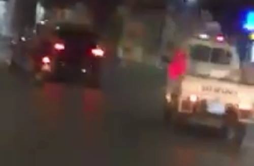 Cong an truy duoi xe Mercedes khong bien so hinh anh