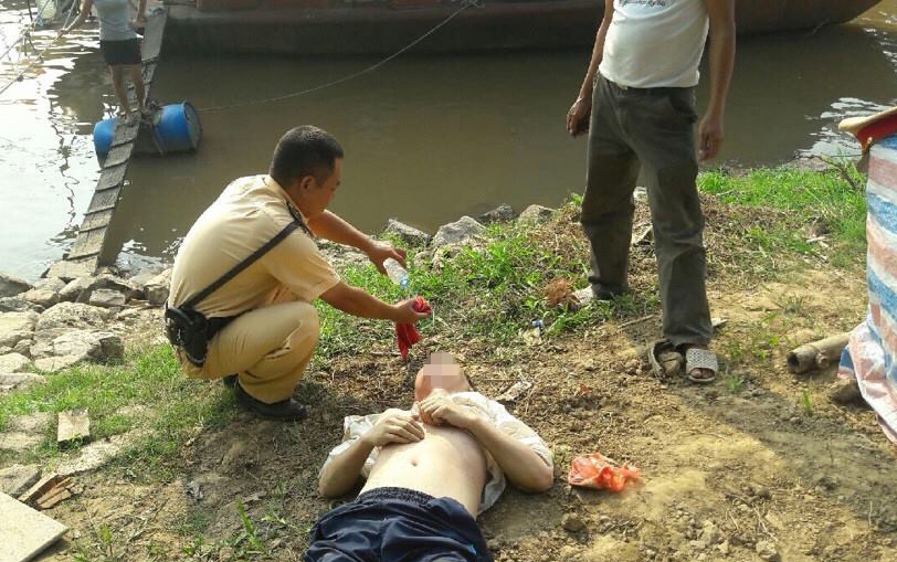 CSGT boi xuong cuu nguoi vung vay giua song Hong hinh anh