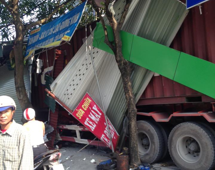 Xe container xuyen thung 4 nha dan luc rang sang hinh anh