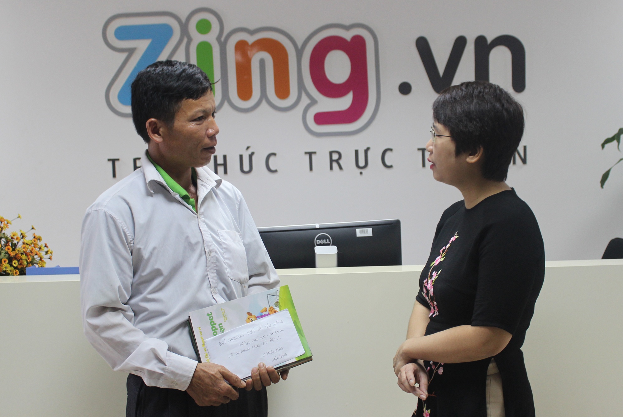 Nguoi cho thi the em gai bang xe may xuc dong nhan qua tu thien hinh anh