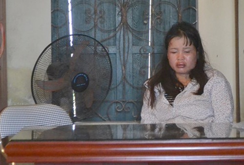 Hang chuc nguoi chan xe cong an cho nu nghi pham trom cho hinh anh