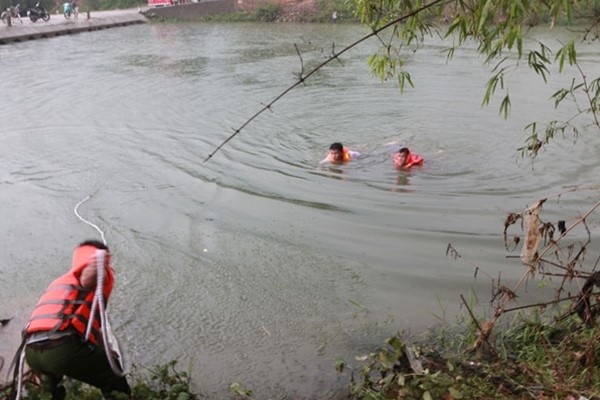 Hai anh em bi lu cuon khi qua cau o Quang Binh hinh anh