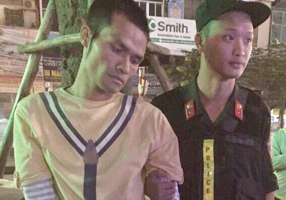 Canh sat dan doan bat nghi pham ma tuy mang theo vu khi hinh anh