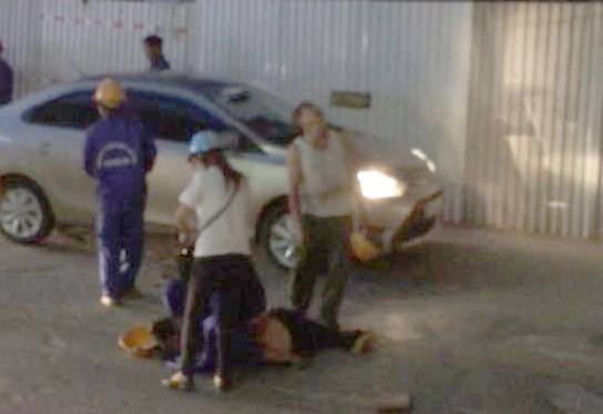 Cong nhan roi tu duong sat tren cao xuong dat hinh anh