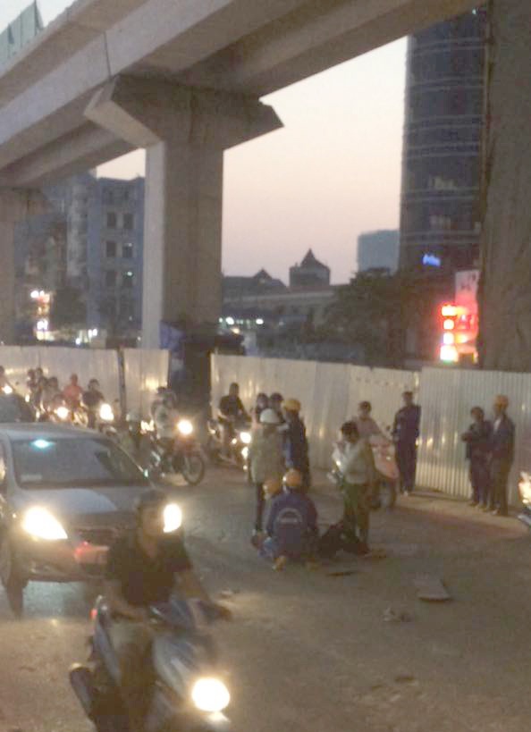 cong nhan roi tu duong sat tren cao anh 1