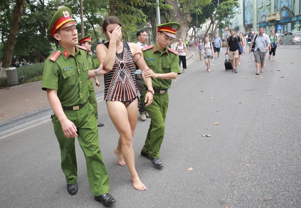 Nu du khach boi giua ho Hoan Kiem co bieu hien bat thuong hinh anh