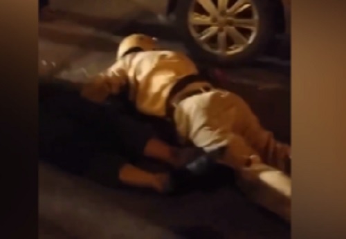 Hai canh sat nga bat tinh khi duoi nguoi vi pham giao thong hinh anh