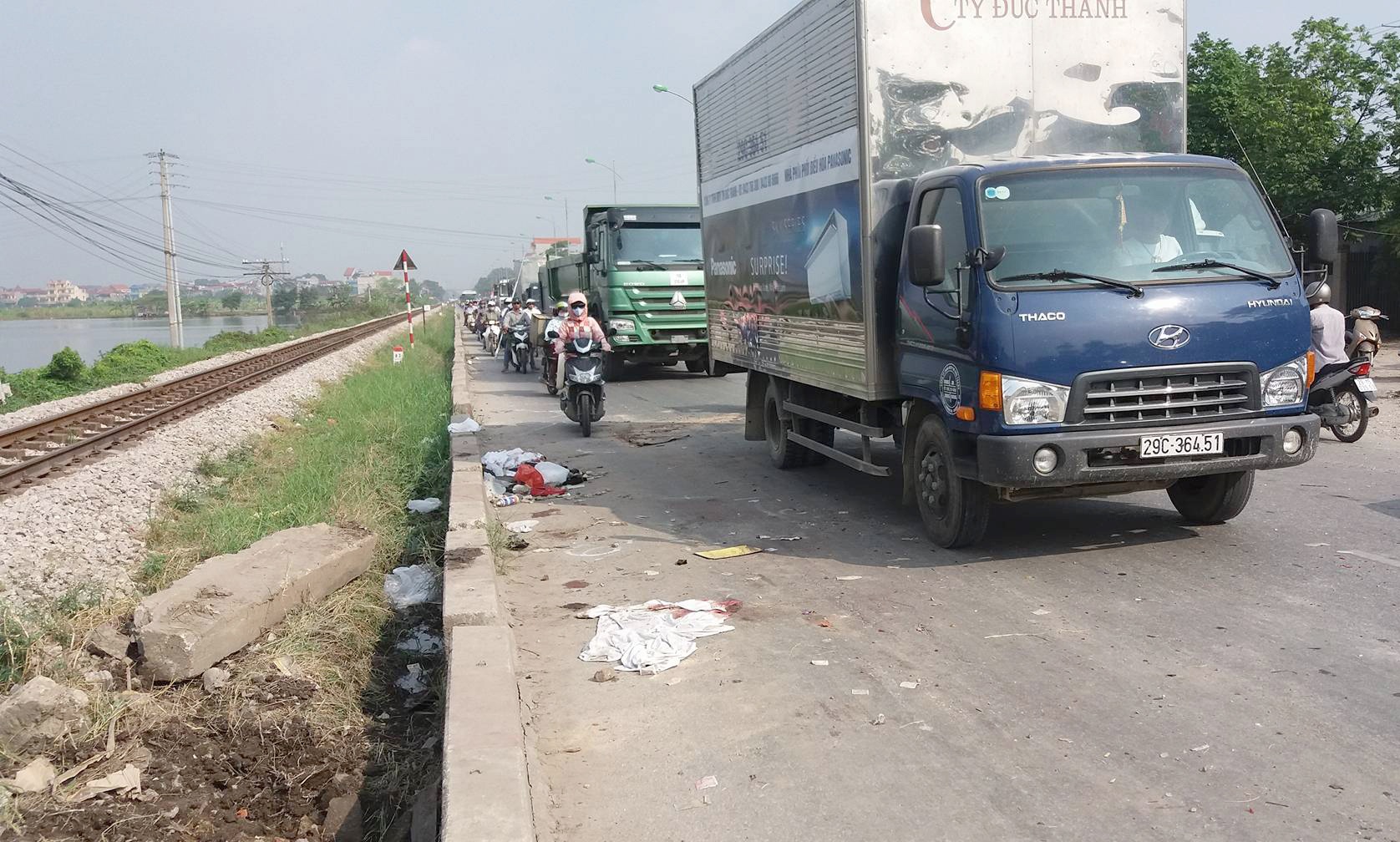 tàu hỏa đâm ôtô 6 người chết ảnh 2 tau hoa dam oto 6 nguoi chet anh 2