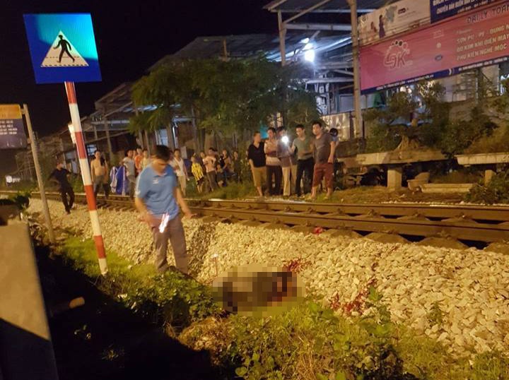 Thanh nien di bo qua duong sat bi tau hoa tong tu vong hinh anh