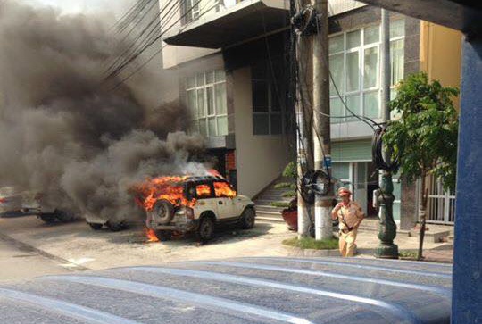 oto chay truoc cong cong an Cua Ong anh 1