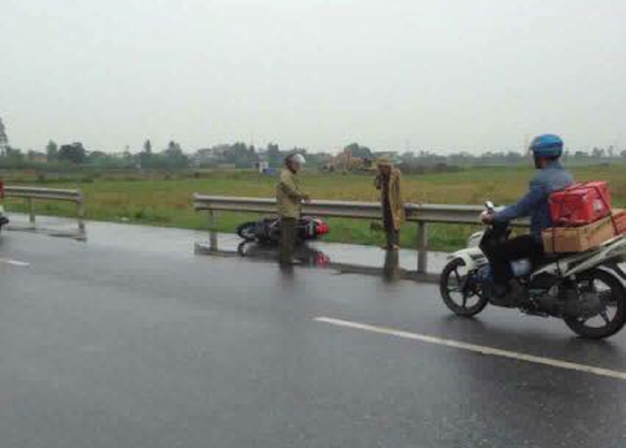 Hien truong nguoi phu nu di xe SH tu vong anh 3