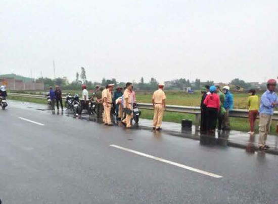 Hien truong nguoi phu nu di xe SH tu vong anh 7