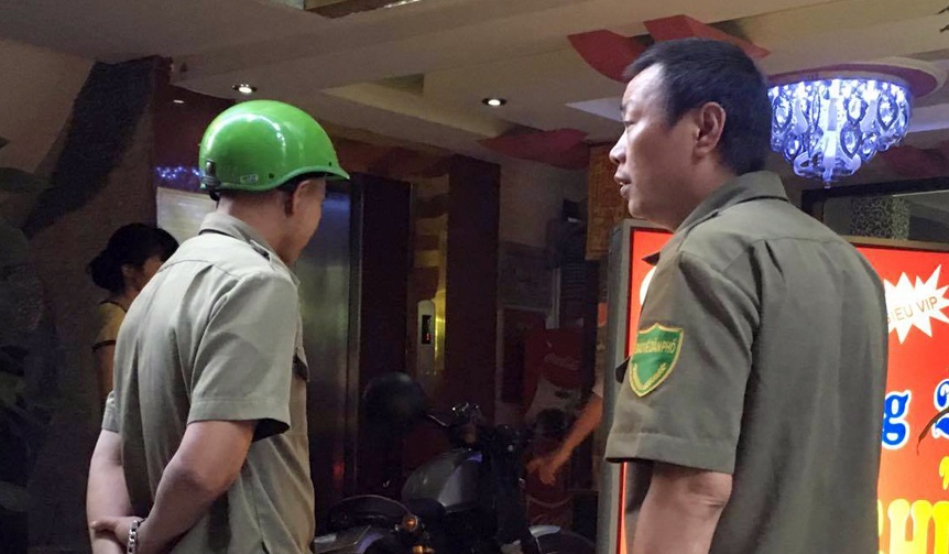 Loi khai giang ho na dan AK ban chet nhan vien khach san hinh anh