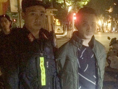 Thanh nien di SH giau sung ngan trong cop xe hinh anh