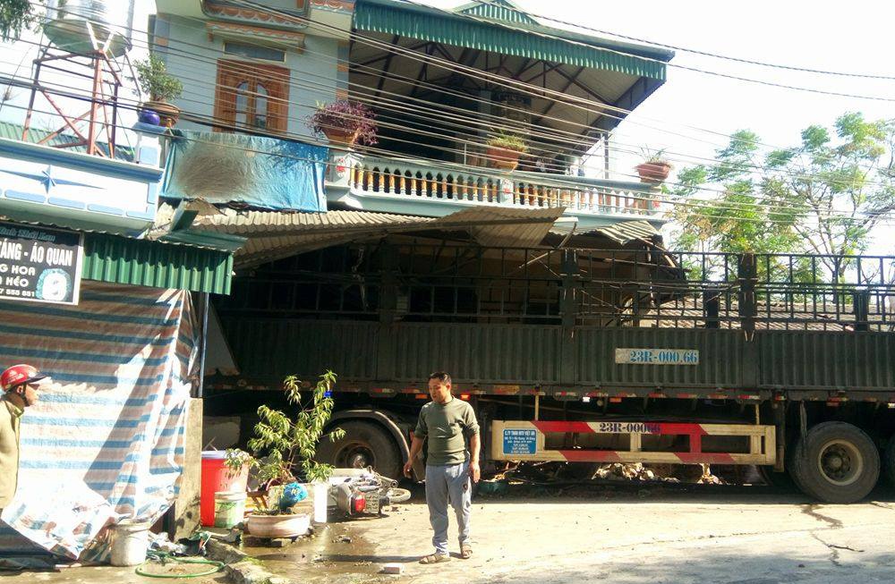Xe tai lao vao nha dan ven quoc lo, 2 nguoi tu vong hinh anh