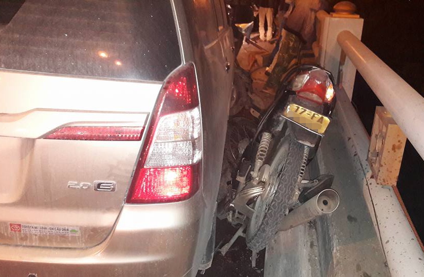 Oto tong xe may, nam sinh vang khoi cau Thanh Tri tu vong hinh anh