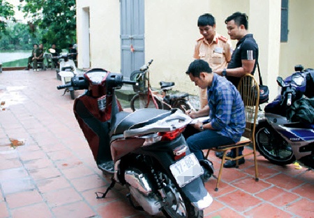 Cô gái đi SH nghi bị chém  ảnh 2 Co gai di SH nghi bi chem anh 2