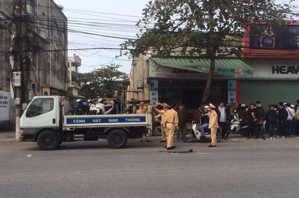 Tai xe lai xe cau bo di sau khi va nu sinh tu vong hinh anh