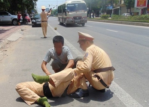 Tai xe oto tong nga CSGT khi bi ra hieu dung xe hinh anh