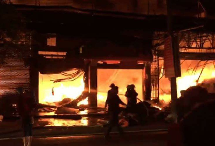 Cua hang noi that gan cay xang boc chay ngun ngut hinh anh