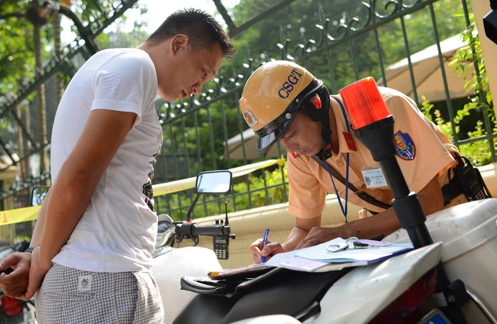 Se phat nguoi di xe may khong sang ten doi chu hinh anh