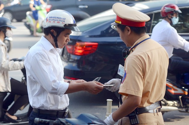 Nguoi di xe may bi phat loi khong sang ten doi chu khi nao? hinh anh