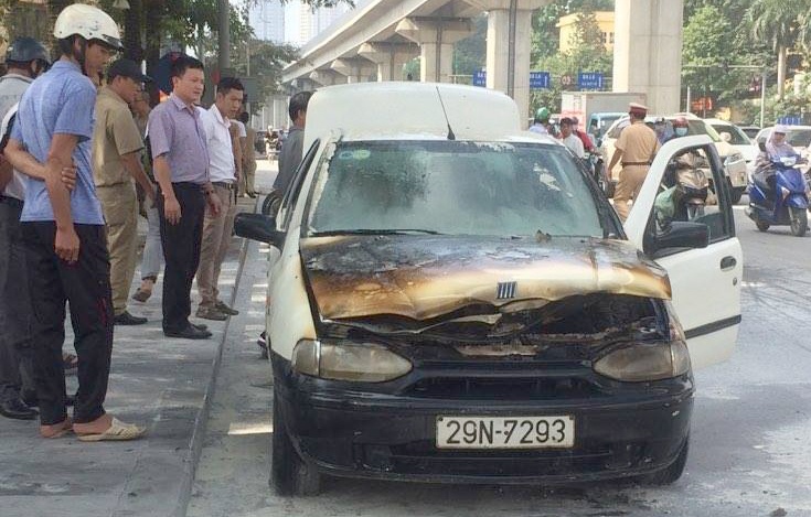 cháy ôtô ở cầu Trắng Hà Nội ảnh 1 chay oto o cau Trang Ha Noi anh 1