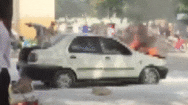 Hai nguoi thoat khoi xe hop boc chay tren pho hinh anh