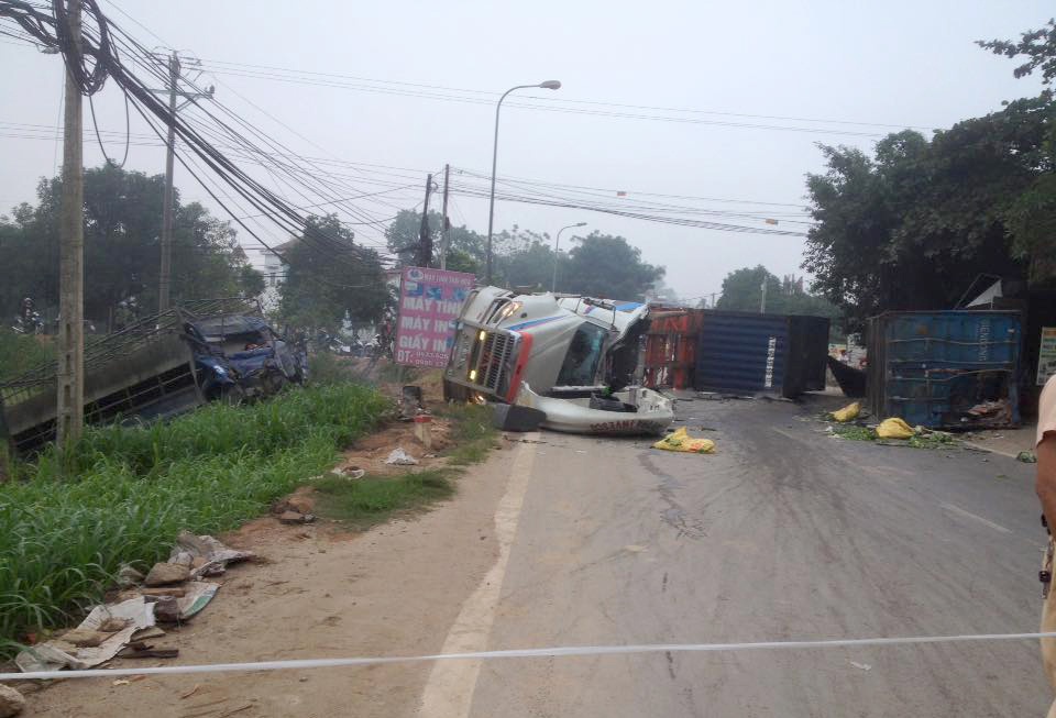 xe container dam xe tai o Ba Vi anh 1