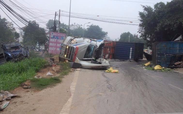 Oto tai vang xa sau va cham xe dau keo, tai xe tu vong hinh anh