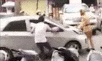 Tai xe huc xe vao CSGT hinh anh