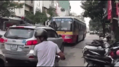 Tam dinh chi tai xe xe buyt lan lan di lui tren pho Ha Noi hinh anh