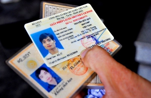 Kien nghi bo quy dinh doi bang lai xe sang vat lieu PET hinh anh