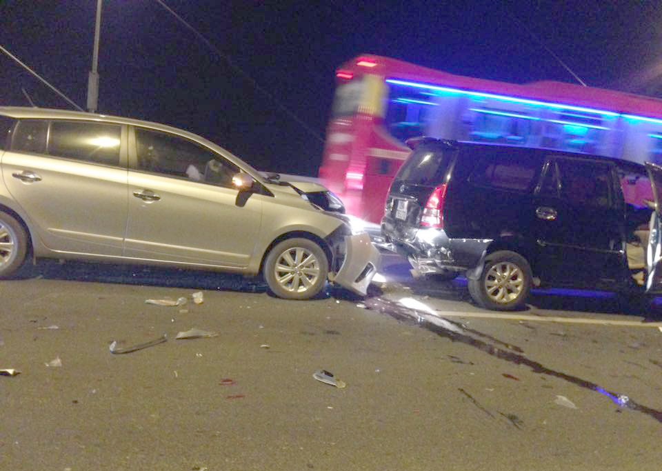 Tai nan lien hoan tren cau Nhat Tan, 6 oto hu hong hinh anh