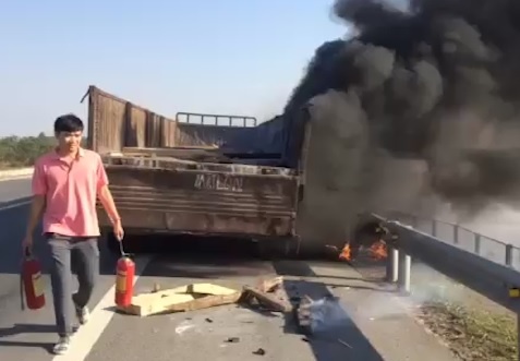 Xe tai boc chay tren cao toc hinh anh