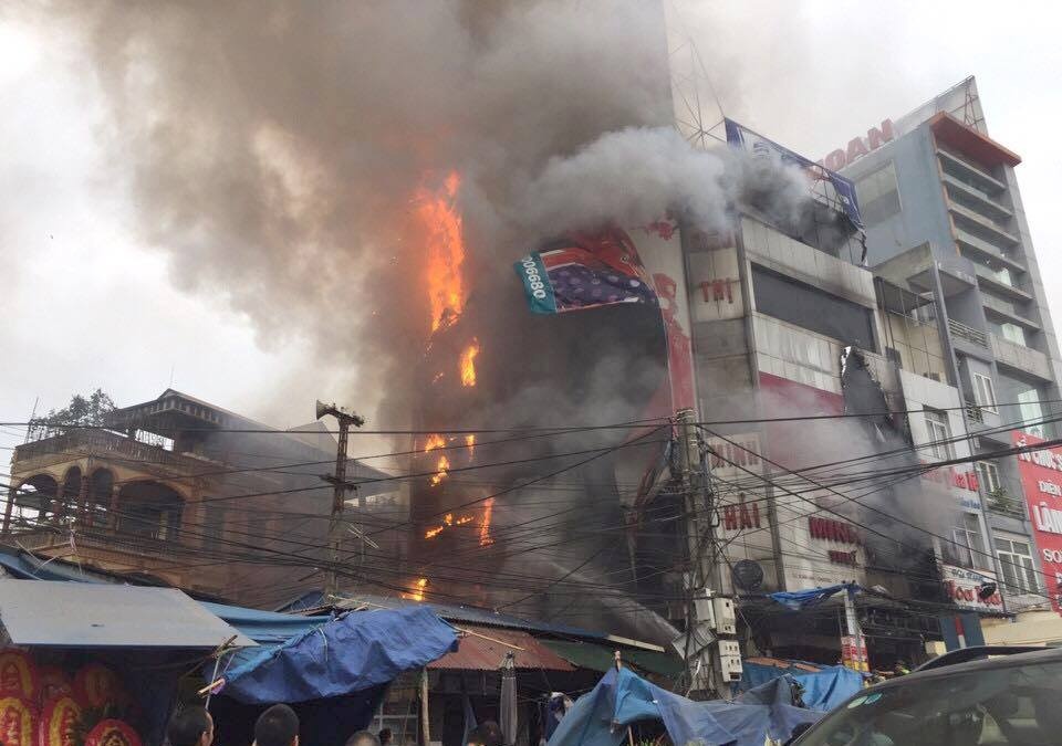 Hoa hoan thieu rui sieu thi dien may 6 tang tai Ha Noi hinh anh