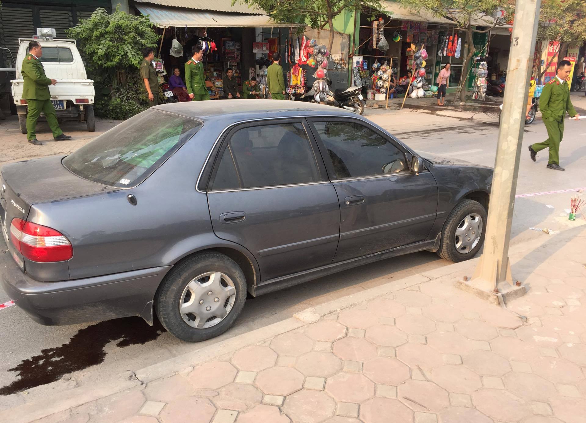 Tai xe tu vong trong xe hop dung do ven duong hinh anh