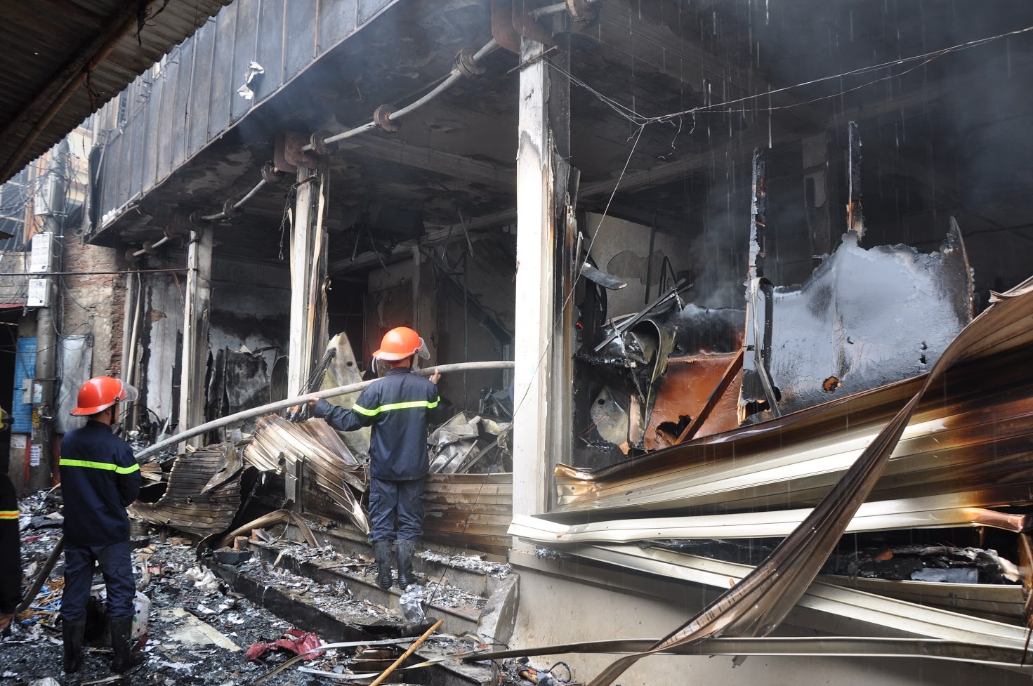 chay sieu thi dien may Xuan Mai anh 3