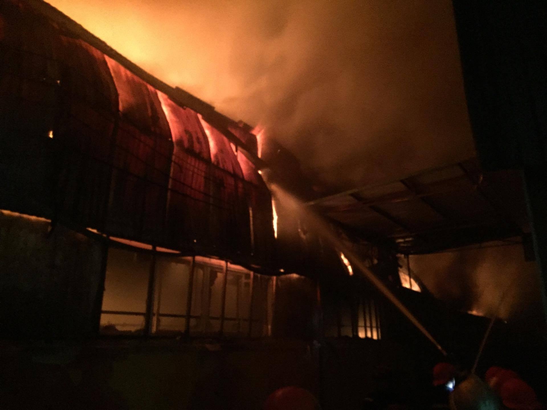 Chay lon o khu xuong gan thien duong Bao Son hinh anh