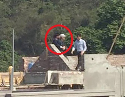 Chu tich huyen thuong thuyet voi nguoi cam dao co thu hinh anh