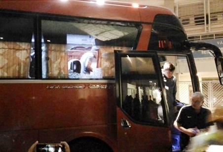 Cong an dieu tra vu xe cho tuyen Indonesia bi nem da hinh anh